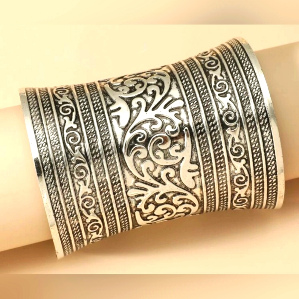 ☆ 2/$30 SILVER Boho 🪶☯️ Cuff Bracelet with detailed Mehndi Designs